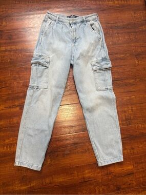 Hollister Ultra High-Rise Mom Jean Cargo pants . Light blue wash size 3R/26